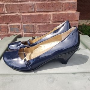 Navy naturilizer kitty heels